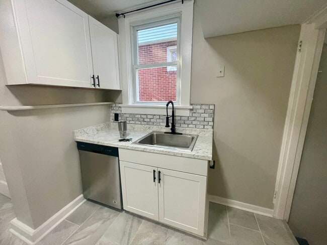 Building Photo - 3 Bedroom 1.5 Bath in Dormont! Off Street ...