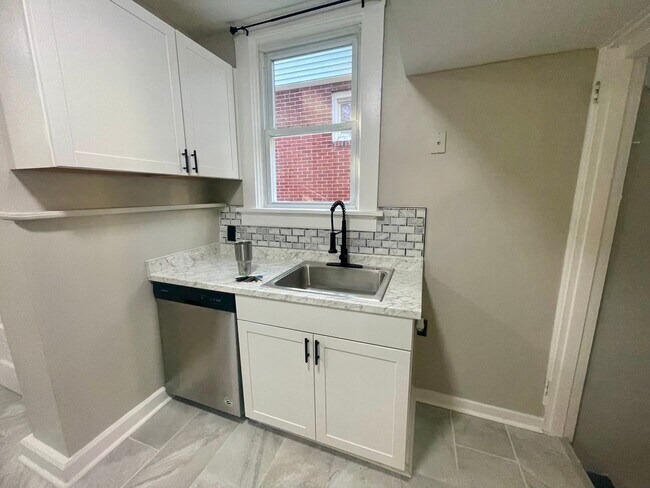 Building Photo - 3 Bedroom 1.5 Bath in Dormont! Off Street Parking!