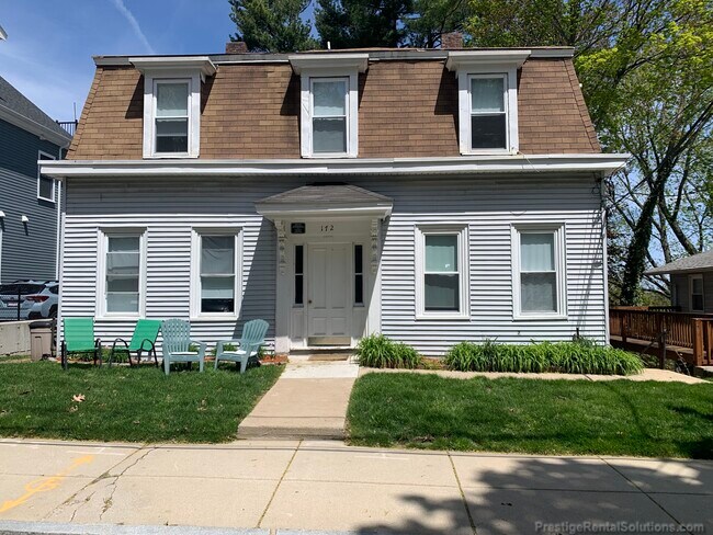 Building Photo - 172 Bigelow St