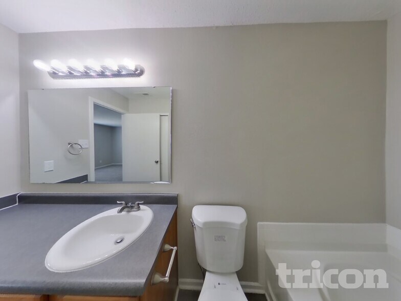 Building Photo - 6245 Monteo Dr