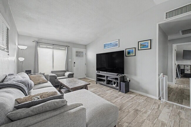 Building Photo - 2025 E Howe Ave