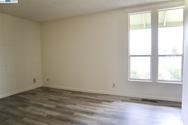Building Photo - 5554 Roundtree Common