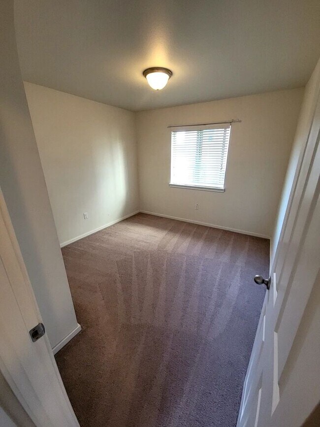 Building Photo - Large 4 Bed Split, Available Now! Pets Okay!