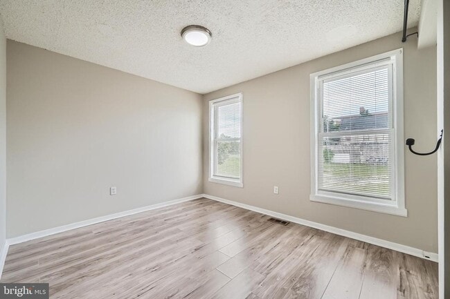 Building Photo - Modern 3-Bedroom Gem with Deck