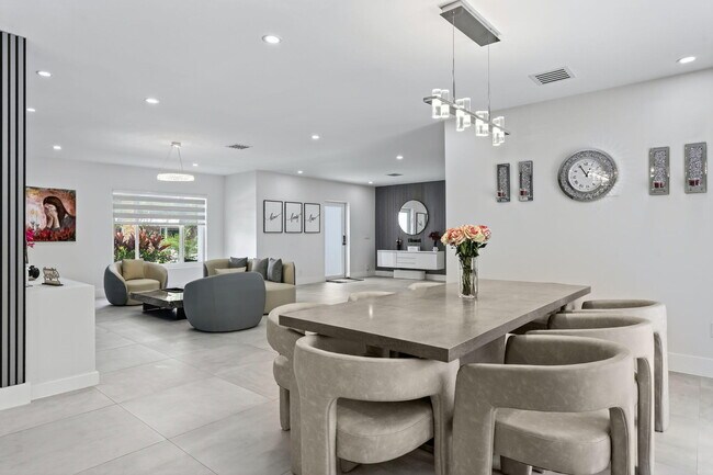 Building Photo - 600 NE 4th St