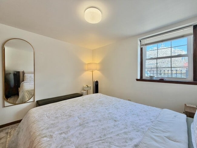 Building Photo - 196 6th St