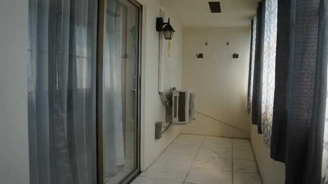 Building Photo - 42 Sussex E