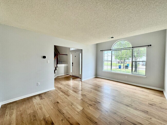Building Photo - 4-Bedroom Home Castleton Ready 07-16-26! A Pet-Friendly Home - All Appliances - Fenced Yard - Exc...