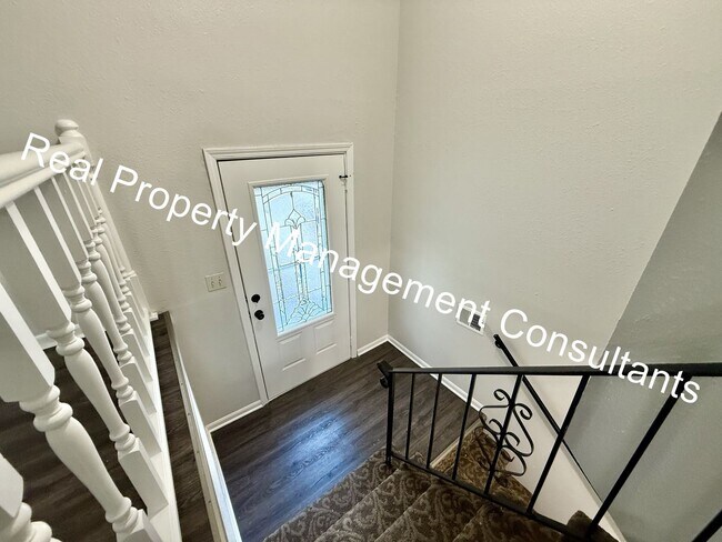 Building Photo - Beautifully Updated Split-Level Home in Blue Springs