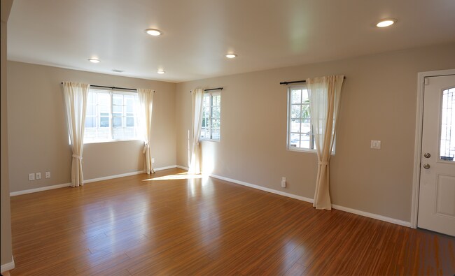 Building Photo - Beautiful North Hollywood 3 Bedroom, 2 Bath Single Family Home  *** Non-Smoking***