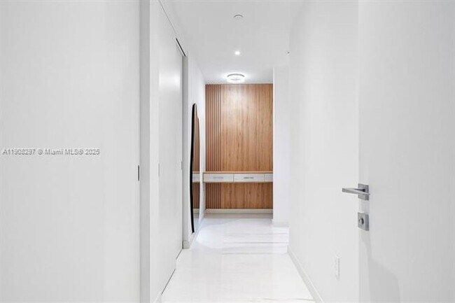 Building Photo - 300 Biscayne Blvd Way