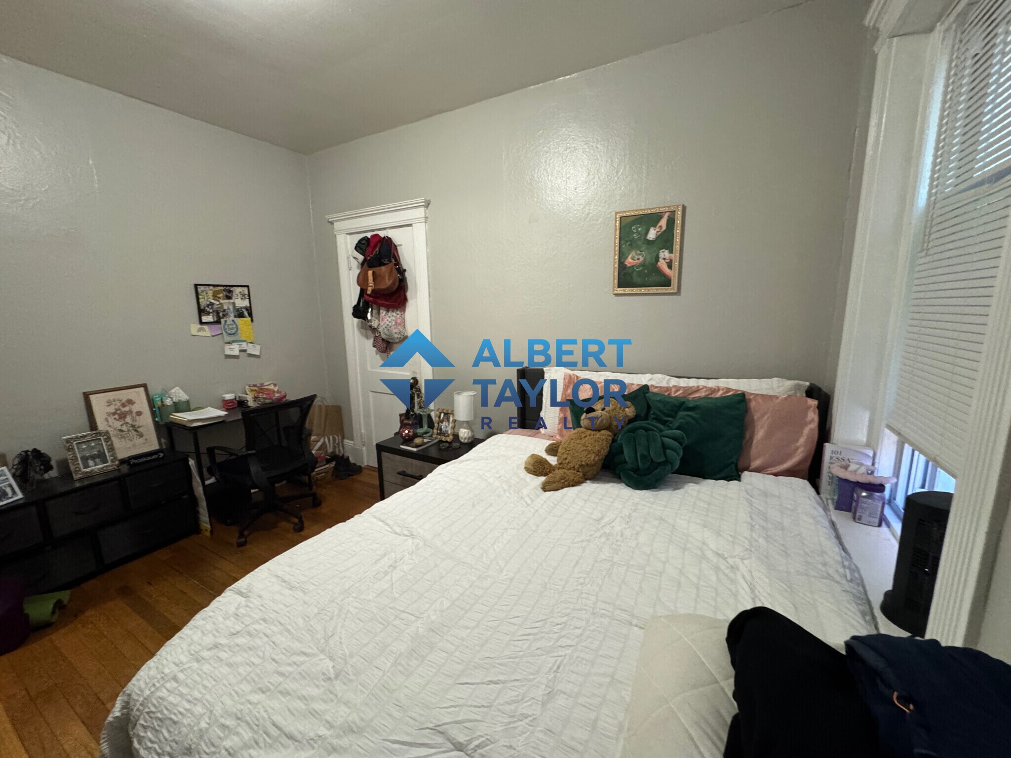 Building Photo - 466 Park Dr