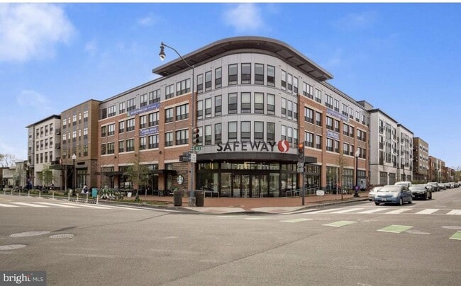 Building Photo - 1211 G St SE
