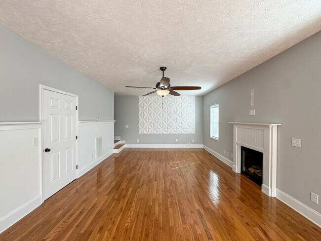 Building Photo - Stunning 4 Bed 2.5 Bath Home in Aberdeen