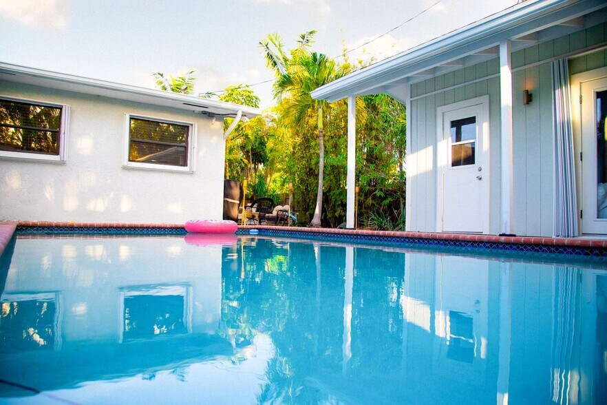 Building Photo - 916 W Drew St