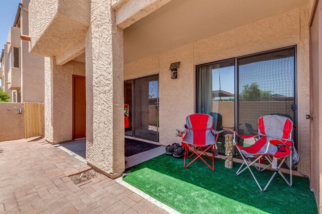 Building Photo - BEAUTIFUL AND SPACIOUS 1ST FLOOR MESA CONDO!