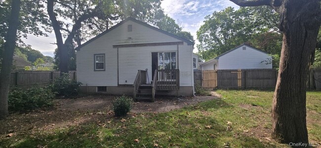 Building Photo - 51 Peconic St