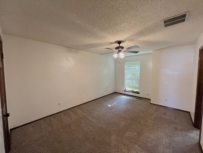 Building Photo - CHARMING 3 BED IN EDMOND!