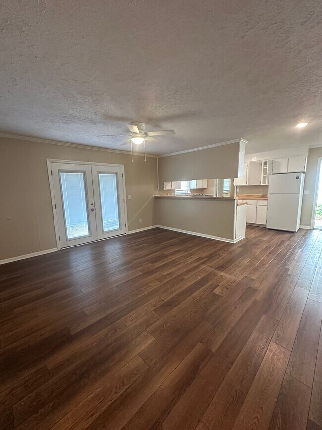 Building Photo - 4 Bed 2 Bath Brick House