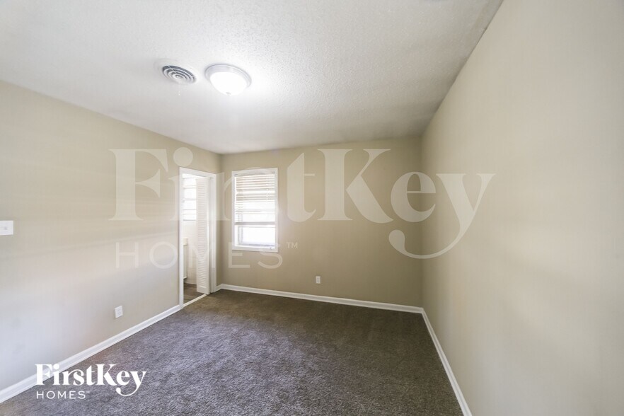 Building Photo - 6116 Ivanhoe Rd