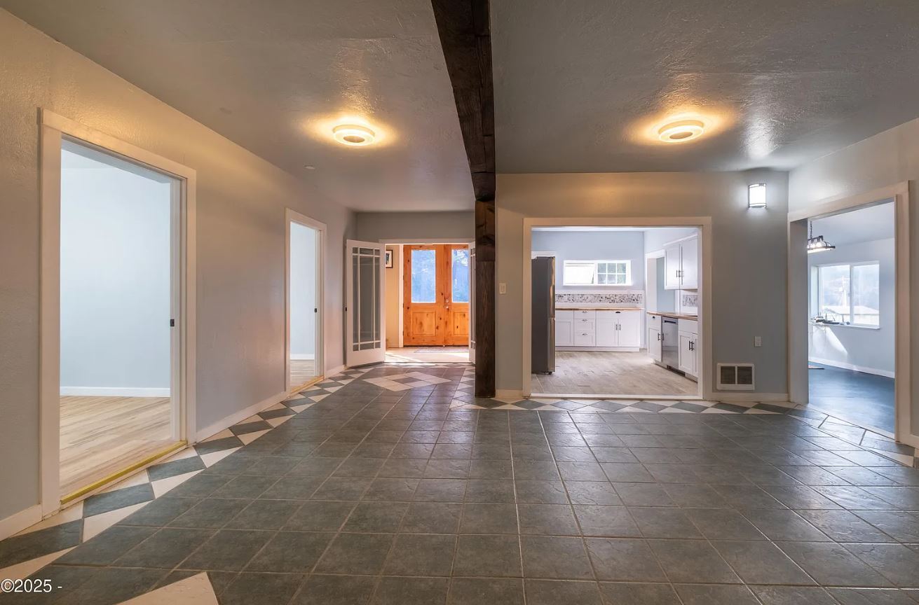 shared living area - 432 N Yodel Ln