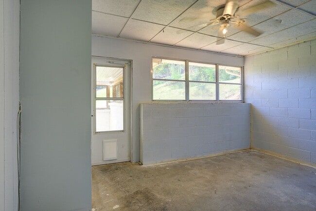 Building Photo - Very nice 4 bed 3 and a half bath home close to Boone Lake