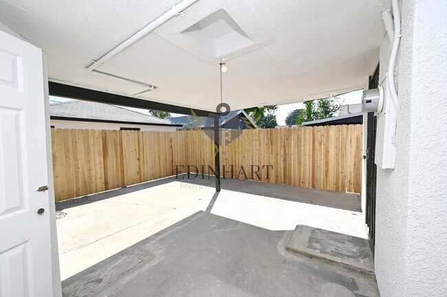 Building Photo - 1584 N Carruth Ave