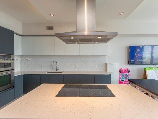 Building Photo - 1300 Brickell Bay Dr