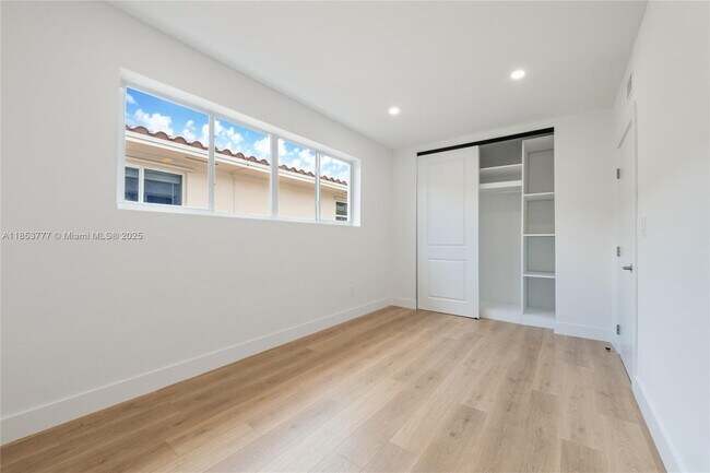 Building Photo - 2811 SW 65th Ave