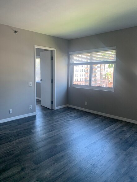 Building Photo - 525 E Seaside Way