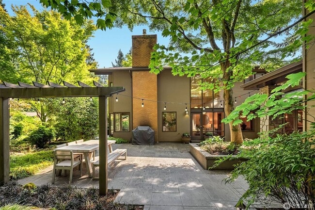Building Photo - 5bd/4ba Mercer Island Home