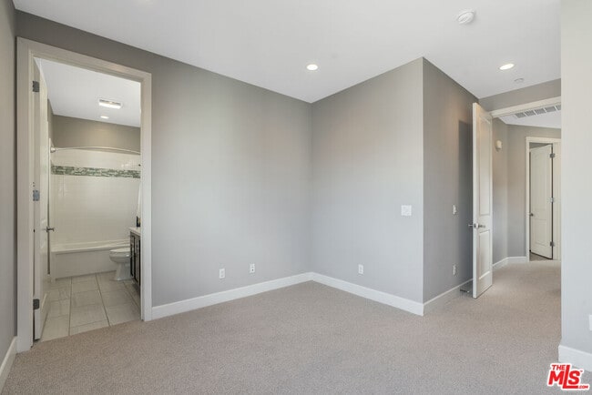 Building Photo - 12860 S Seaglass Cir