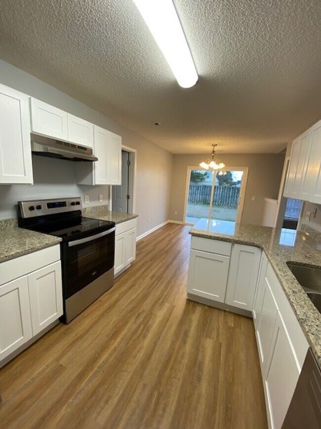 Building Photo - Welcome to this beautiful 4 bedroom, 2 bathroom home located in the desirable area of Wilmington,...