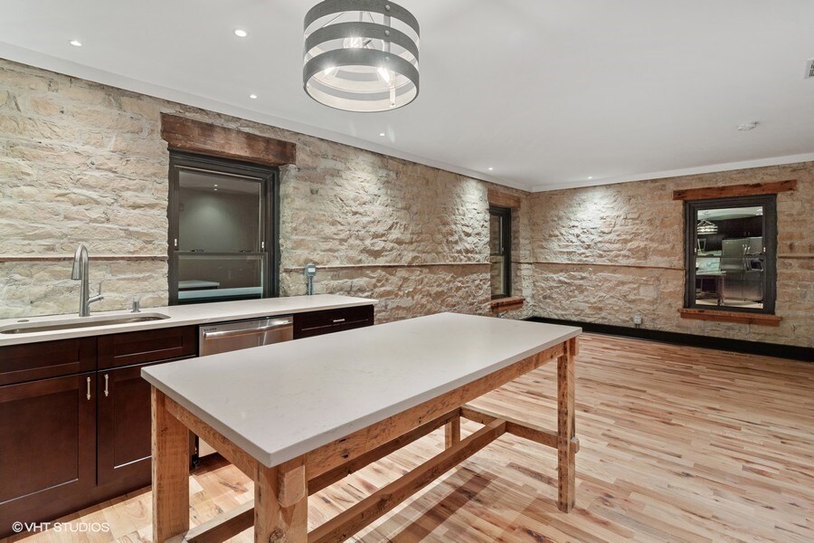 Building Photo - 220 E Illinois St