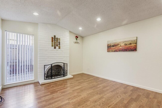 Building Photo - Beautiful 4/2 home