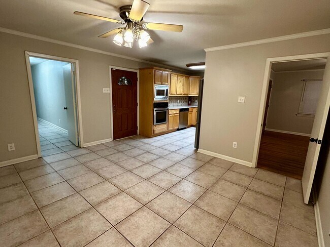 Building Photo - 7204 Marguerite Ln