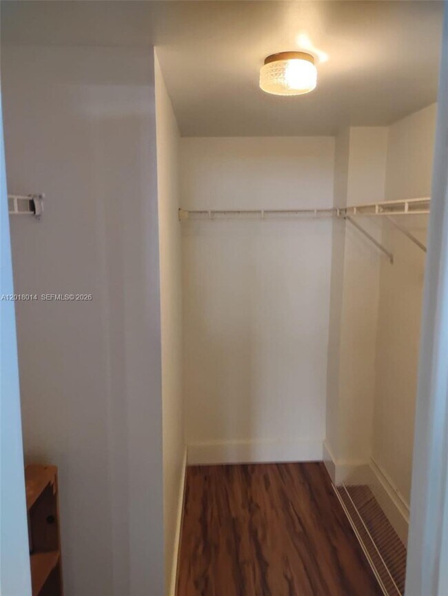Building Photo - 250 Jacaranda Dr