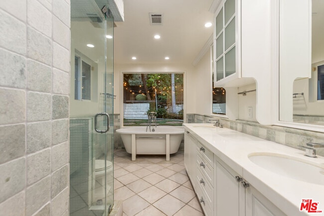 Building Photo - 7473 Mulholland Dr