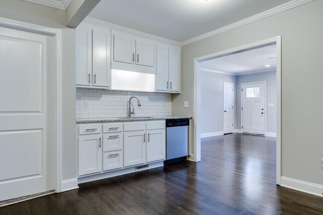 Building Photo - 124 Woodbine Cir SE