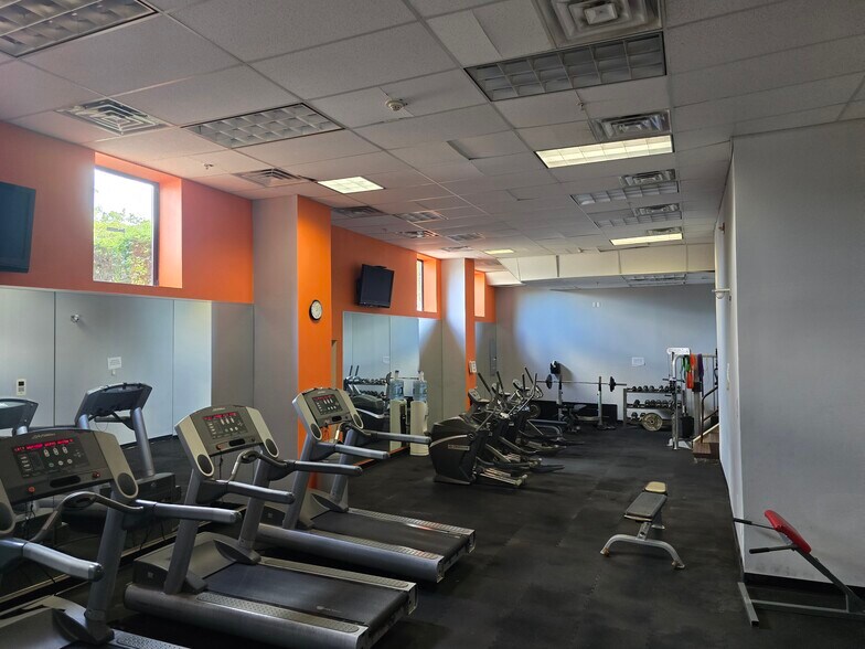 Building Photo - 60 Parkway Dr E