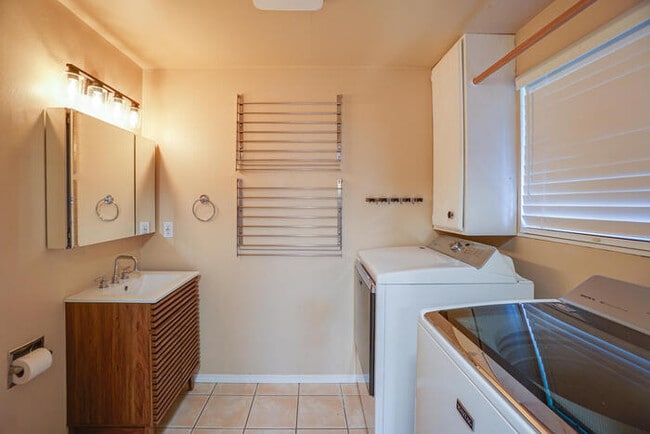 Building Photo - THREE BEDROOM HOUSE IN VANCOUVER