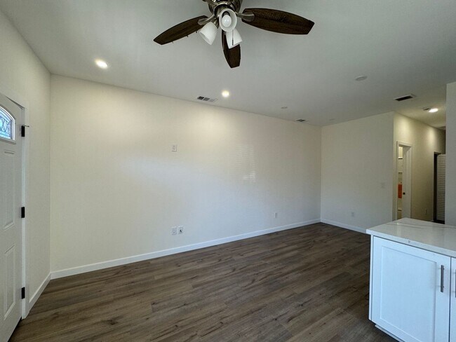 Building Photo - 3 Bedroom 1 bath Unit -