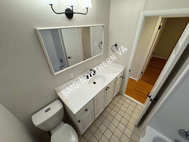 Building Photo - 1109 Hillcrest Dr SW