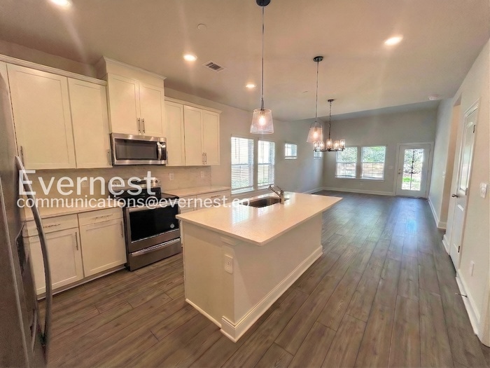 Building Photo - 204 Douglas Bend Rd