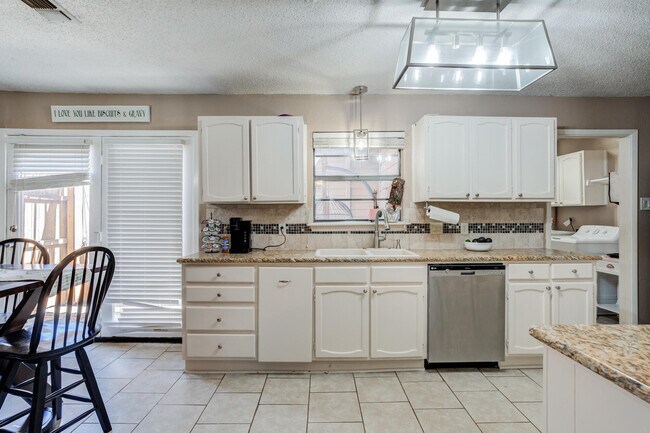 Building Photo - 8633 Knoxville Dr