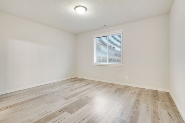 Building Photo - Polished single-level 3 bed, 2 bath home in NE Salem!