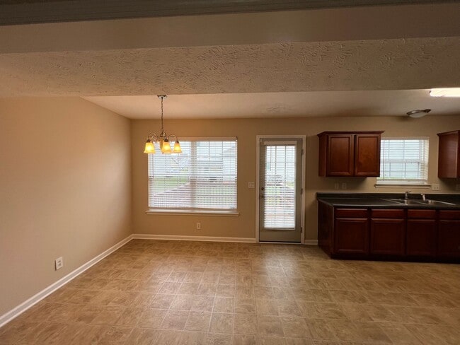 Building Photo - Cute 3 BR 2.5 BA Home Located in Culdesac in Evergreen Farms