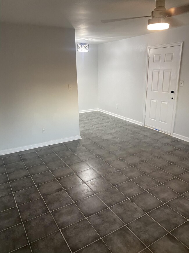 Building Photo - 213 Camelot Dr