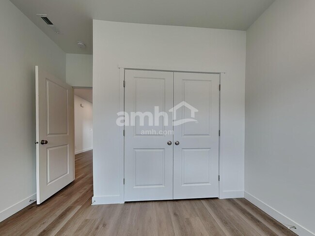 Building Photo - 2408 E Buckskin Way