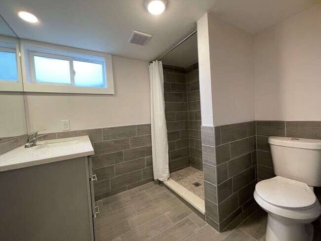 Building Photo - 6 Bedroom/2.5 Bath Home in North Fort Coll...